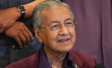 Twitter şterge un mesaj în care fostul premier malaysian Mahathir Mohamad scrie că ”musulmanii au dreptul să ucidă milioane de francezi”; Emmanuel Macron e  ”foarte primitiv”, consideră el într-o serie de mesaje incendiare 