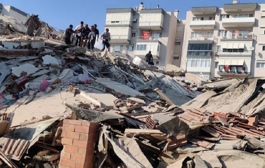 Un ”minitsunami” sparge pereţi ai unor case şi inundă portul Samos în urma cutremurului în Marea Egee, care surpă imobile în provincia turcă Izmir; oameni prinşi între dărmâturi; Recep Tayyip Erdogan anunţă intervenţii la faţa locului