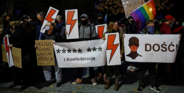 Zeci de mii de oameni sfidează restricţiile împotriva covid-19 şi manifestează în Polonia împoriva controversatei hotărâri a Tribunalului Constituţional împotriva avortului
