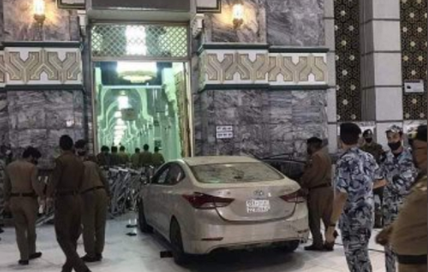 Un saudit trece de două bariere de securitate şi loveşte cu maşina o intrare din sud a Marii Moschei de la Mecca, cel mai sfânt loc al islamului - VIDEO