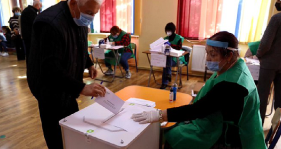 Alegeri legislative în Georgia cu un rezultat incert, în care oopoziţia unită de Saakaşvili înfruntă Visul Georgian al miliardarului Ivanişvili, tot mai nepopular