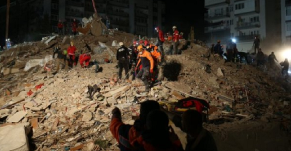 Bilanţul victimelor cutremurului din Turcia creşte la 49 de morţi şi aproape 900 de răniţi;  căutarea unor supravieţuitori continuă; cel puţin zece persoane s-ar mai afla sub dărâmături