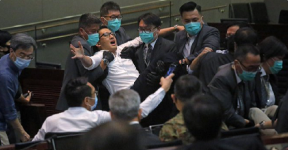 Şapte membri ai opoziţiei democratice de la Hong Kong, inclusiv patru deputaţi în favoarea democraţiei, arestaţi în urma ciocnirilor din mai în Parlamentul local 