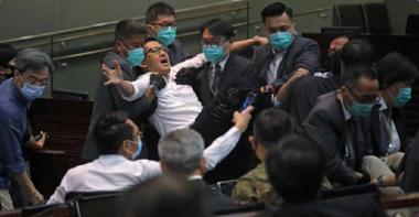 Şapte membri ai opoziţiei democratice de la Hong Kong, inclusiv patru deputaţi în favoarea democraţiei, arestaţi în urma ciocnirilor din mai în Parlamentul local 