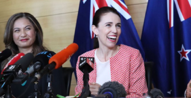 Jacinda Ardern rămâne într-o coaliţie guvernamentală cu Verzii, în urma victoriei zdrobitoare în alegerile legislative