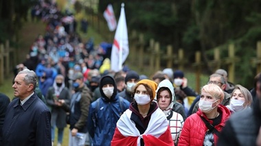 Zeci de mii de oameni au demonstrat în Belarus, sfidând avertismentele şi grenadele paralizante folosite de forţele de forţele de ordine