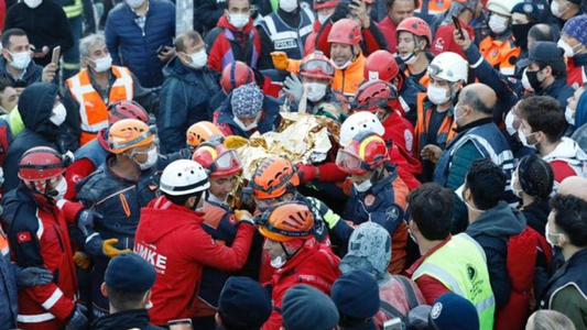 Operaţiuni de salvare continuă în Izmir; bilanţul total al victimelor cutremurului la Marea Egee creşte la 81 de morţi, dintre care 79 în Turcia