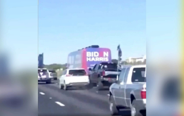 Biden denunţă susţinători ai lui Trump suspectaţi de hărţuirea unui autocar democrat în Texas, un incident anchetat de FBI