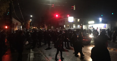 ALEGERI ÎN SUA -  Manifestanţi înarmaţi cu puşti de asalt au ars steaguri americane în faţa tribunalului federal, la Portland, după scrutin; FBI în alertă