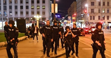 Autorul atacului jihadist din Viena a acţionat singur, potrivit numeroaselor imagini filmate de martori cu telefoanele