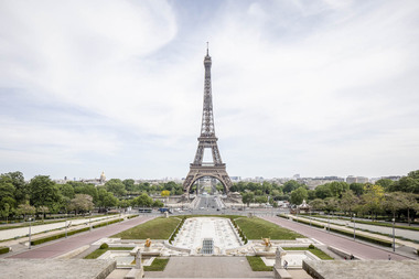 Gafă a vicecancelarului austriac: Kogler a spus în parlament că l-a impresionat faptul că Turnul Eiffel a fost iluminat în culorile Austriei, ceea ce însă nu s-a întâmplat
