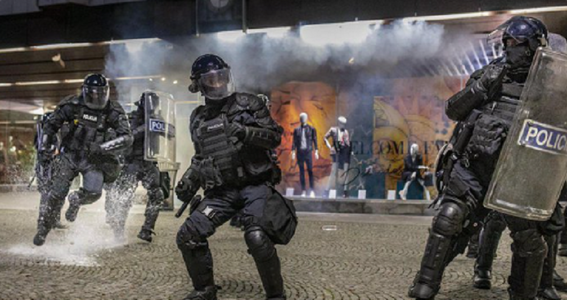 Răniţi şi arestări la o manifestaţie violentă în Slovenia împotriva izolării, dispersată de poliţie cu gaze lacrimogene şi tunuri cu apă
