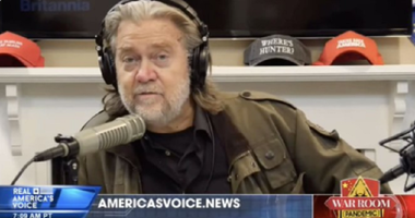 Steve Bannon, pedepsit de Twitter şi YouTube, în urma unor îndemuri la decapitarea directorului FBI Christopher Wray şi doctorului Anthony Fauci; el vrea să le ”înfigă capetele în vârful unor ţepe” şi să le pună de ”fiecare parte a Casei Albe”