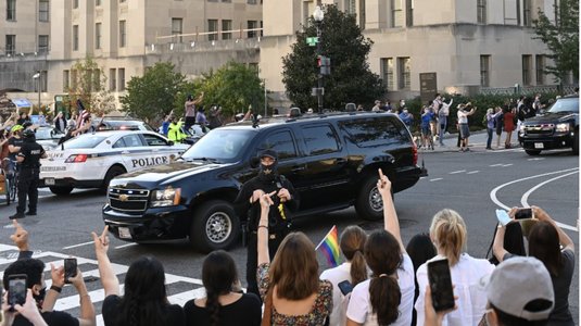 ALEGERI ÎN SUA - Donald Trump, întâmpinat de mulţime cu huiduieli la întoarcerea la Casa Albă, după ce a fost plecat în Virginia - VIDEO