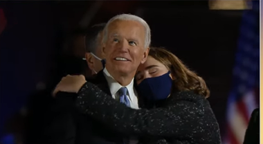 O melodie a trupei Coldplay, al cărei fan era fiul lui Joe Biden, Beau, decedat în 2015, fundal sonor al focurilor de artificii la finalul discursului preşedintelui ales al SUA
