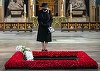Regina Elizabeth a II-a a depus un buchet de flori la mormântul Soldatului Necunoscut. A fost prima oară când a purtat mască în public