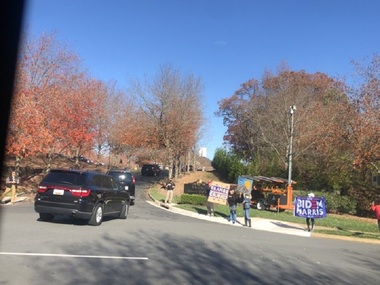 Donald Trump s-a întors duminică la clubul său de golf din Virginia, unde se afla când presa a anunţat că a pierdut alegerile