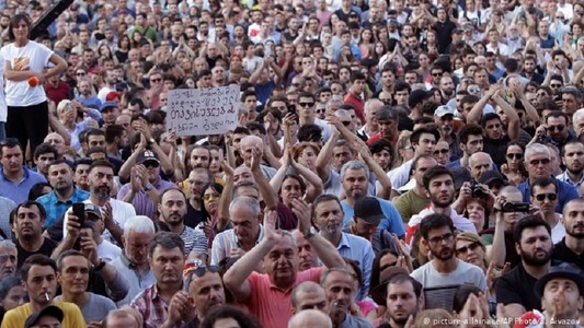 Poliţia din Georgia a tras cu tunuri cu apă şi gaze lacrimogene în protestatarii care susţin că alegerile au fost falsificate