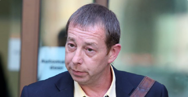 Un fost angajat al Apărării britanice, Simon Finch, găsit vinovat de divulgarea unor documente secrete, condamnat la patru ani şi jumătate de închisoare; el voia să se răzbune pe autorităţi pe care le acuză că l-au abandonat în urma unor atacuri homofobe