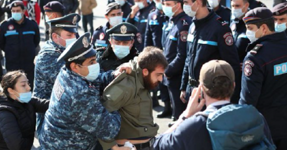 Zece opozanţi, arestaţi în legătură cu revoltele din Armenia în urma acordului cu privire la Nagorno Karabah