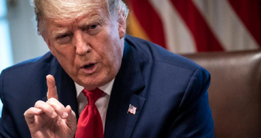 Trump le interzice americanilor să investească în întreprinderi chineze care au legături cu activităţi militare chineze