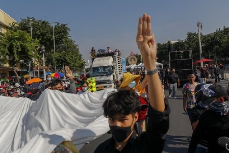 Bangkok: Mii de thailandezi au cerut în stradă înlăturarea premierului ţării şi reformarea monarhiei - VIDEO
