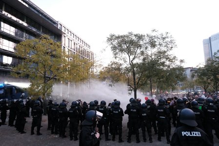 Frankfurt: Tun cu apă folosit de poliţişti la un protest faţă de măsurile anticoronavirus, după apariţia a sute de persoane care se opuneau manifestanţilor - VIDEO