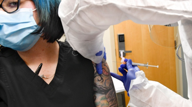 Moderna anunţă că vaccinul său împotriva covid-19 are o eficienţă de 94,5% şi ar proteja inclusiv de forme grave ale bolii; 9-10% dintre persoanele vaccinate prezintă efecte secundare - oboseală, febră musculară şi o roşeaţă în jurul punctului injecţiei