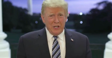 Trump se felicită pentru ”mari descoperiri” de vaccinuri împotriva covid-19 realizate în mandatul său, pe care şi le atribuie; Ivanka Trump şi secretarul Sănătăţii Alex Azar îl felicită pe reţele de socializare