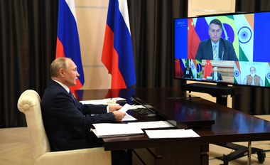 Putin îndeamnă statele membre ale Grupului BRICS să se unească pentru a produce vaccinurile ruseşti în masă