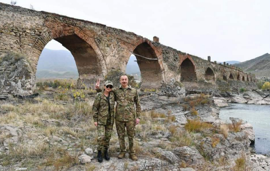 Preşedintele azer Ilham Aliev vizitează triumfător, împreună cu soţia sa, vicepreşedinta ţării, locuri emblematice situate în teritorii cucerite în Nagorno Karabah