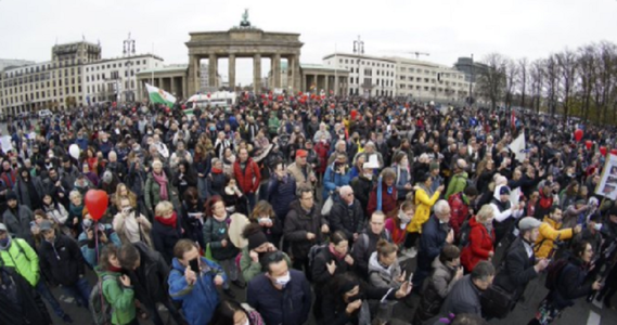 Manifestaţie la Berlin, lângă Reichstag, împotriva unui plan guvernamental de luptă împotriva covid-19