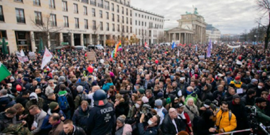 Poliţia antirevoltă germană dispersează cu tunuri cu apă o manifestaţie ”antimască” la Poarta Brandenburg