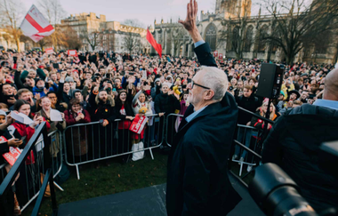 Liderul laburist Keir Starmer îşi dă afară din Parlament predecesorul, pe Jeremy Corbyn, după ce acesta este reprimit în formaţiune de către conducerea partidului, pentru a-l sancţiona în scandalul antisemitismului