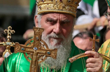 Patriarhul Irinej, şeful Bisericii Ortodoxe sârbe, moare din cauza covid-19, la vârsta de 90 de ani, după ce a oficiat la Podgoriţa funeraliile şefului Bisericii din Muntenegru, Amfilohije, mort tot din cauza covid-19