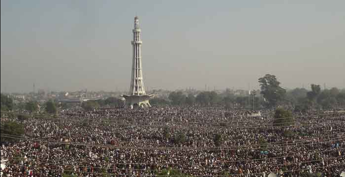 Zeci de mii de pakistanezi au sfidat interdicţia dată de Guvern privind adunările şi au participat la ceremonia funerară organizată pentru un important cleric
