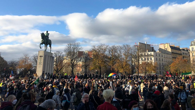 Protest la Paris - Mai multe mii de oameni au demonstrat împotriva unei legi care limitează identificarea poliţiştilor