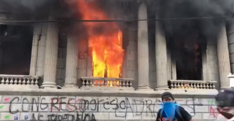 Guatemala - Manifestanţii anti-guvernamentali au incendiat clădirea Congresului şi cer demisia preşedintelui - VIDEO