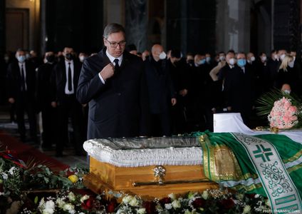 Belgrad: Mii de oameni la funeraliile patriarhului Irinej, mulţi fără măşti şi fără să respecte distanţarea fizică