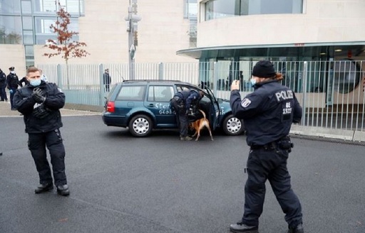 UPDATE-O maşină loveşte grilajul de la intrarea sediului Cancelariei germane, la Berlin