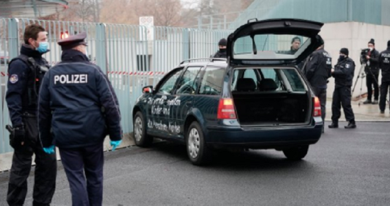 Un bărbat arestat şi interogat după incidentul de la Cancelaria germană; Volkswagenul verde-închis a mai încercat în 2014 să pătrundă în perimetrul de securitate al Cancelariei, în semn de protest faţă de modificările climatice.