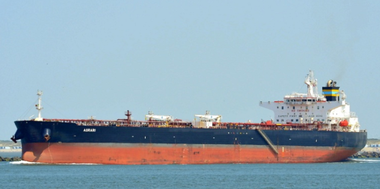 Un petrolier grec, avariat în explozia unei mine, într-un port saudit situat la nord de Yemen