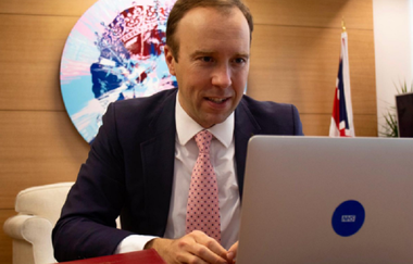 Guvernul Johnson cere Autorităţii britanice de reglementare a medicamentelor MHRA să evalueze vaccinul AstraZeneca împotriva COVID-19 în vederea comercializării până la Crăciun