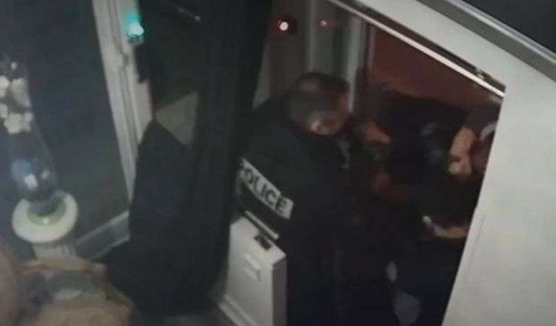Patru poliţişti francezi, anchetaţi în urma difuzării unei înregistrări video în care bat crunt un producător de muzică la Paris, un caz care provoacă o emoţie puternică în Franţa