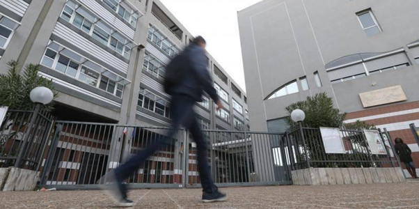 Un tânăr, condamnat la 18 luni de închisoare, după ce ameninţă pe reţele de socializare un profesor din Nisa cu ”moartea, la fel ca Samuel Paty”