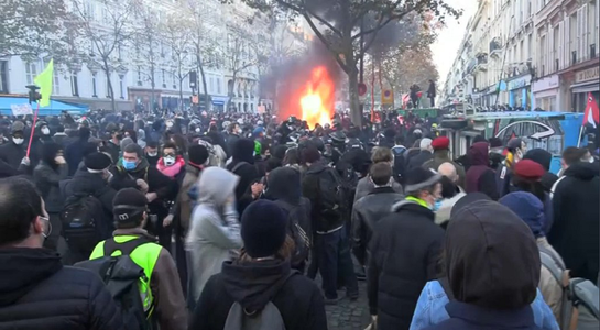 Mii de oameni manifestează în Franţa împotriva unui articol controversat din proiectul legii ”securităţii globale”; incidente la Paris