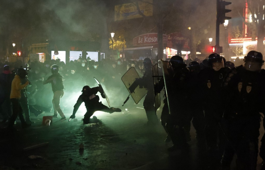 Ministrul francez de Interne Gérald Darmanin denunţă violenţe împotriva poliţiştilor la manifestaţii împotriva proiectului legii ”securităţii globale”, pătate de violenţe, la care poliţia a intervenit cu tunuri cu apă şi gaze lacrimogene