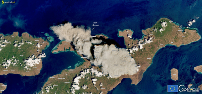 Vulcanul Lewotolo de pe Insula indoneziană Pulau Lembata intră în erupţie şi conduce la închiderea temporară a unui aeroport local