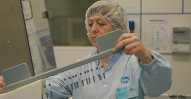 Alianţa Pfizer/BioNTech anunţă că a depus la EMA o cerere de autorizare condiţionată în UE a vaccinului lor împotriva covid-19 şi speră la autorizarea acestuia până la sfârşitul anului