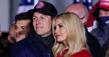 Trump ar fi discutat despre graţierea ”preventivă” a celor trei copii ai săi, a lui Jared Kushner şi a lui Rudy Guiliani, dezvăluie NYT; miliardarul s-ar putea graţia singur cu privire la tot ceea ce i s-ar putea reproşa în justiţie în legătură cu mandatul său